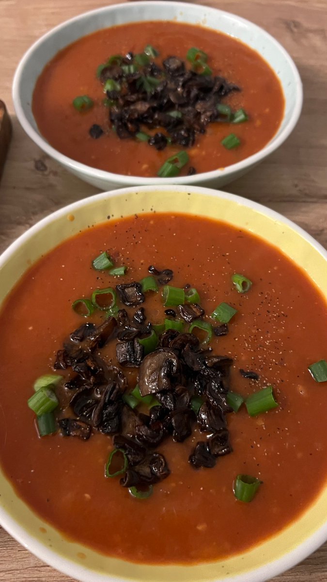 Tomato pumpkin soup 🥣 with caramelized mushrooms 👌🏾 some delicious #vegan comfort food