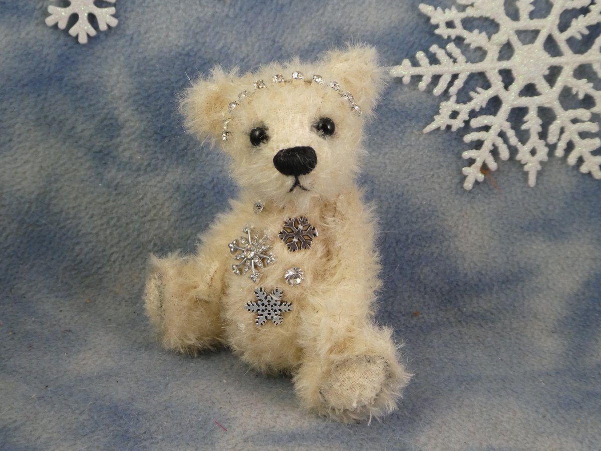 Some of the festive Christmas bears looking for homes over on the website! 🎄❤🎁bramberbears.etsy.com/uk/listing/183…