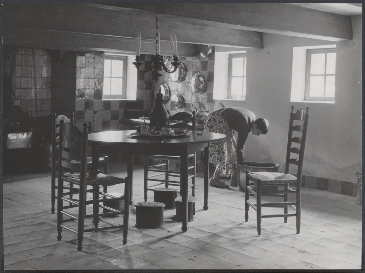 Schoonmaak in de kelderkeuken van de Menkemaborg, midden jaren '50. Maar u voelt 'm mogelijk al aankomen: wie is zij? Graag vermelden we in het boek haar naam. (Onder de goede inzendingen wordt een waardebon van Blokker verloot) #dtv #menkemaborg