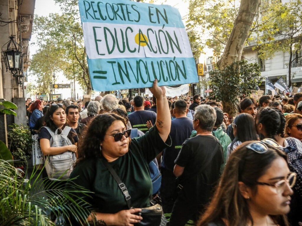 A Crónica TV journalist was assaulted by police while covering a student protest in Buenos Aires, Argentina. This disturbing attack highlights serious concerns about press freedom. 📸💬 Read more: bit.ly/JournalistAssa… #PressFreedom #HumanRights #Argentina