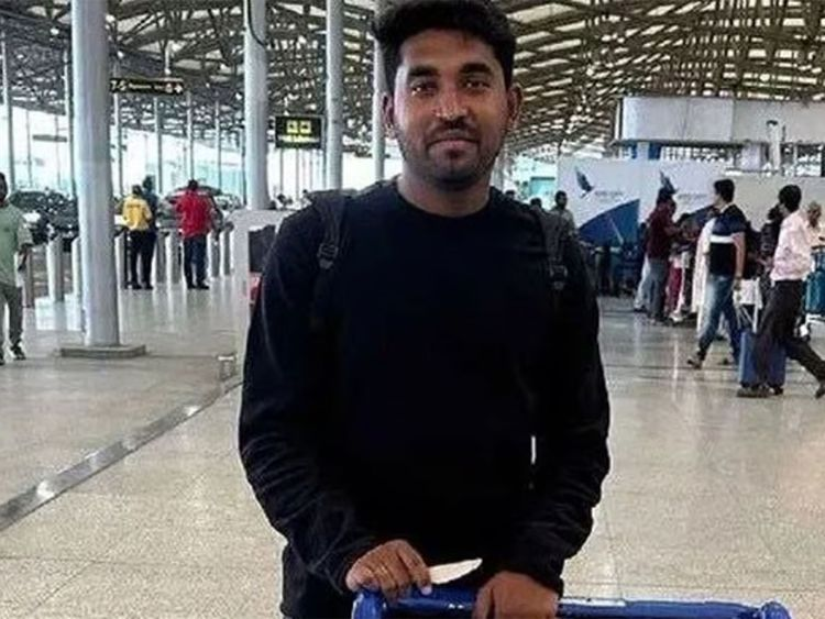 Chain_report_01's tweet photo. 🚨 BREAKING: 

Indian student Nukarapu Sai Teja, 22, from #Telangana shot dead outside a store in Chicago where he worked. 

He moved to the US in June for an MBA. 🇮🇳💔 Consulate calls for action. 

USA infamous for gun violence. 🔫 

#Chicago #USA #GunViolence #IndianStudent https://t.co/ywAY7ARz3J