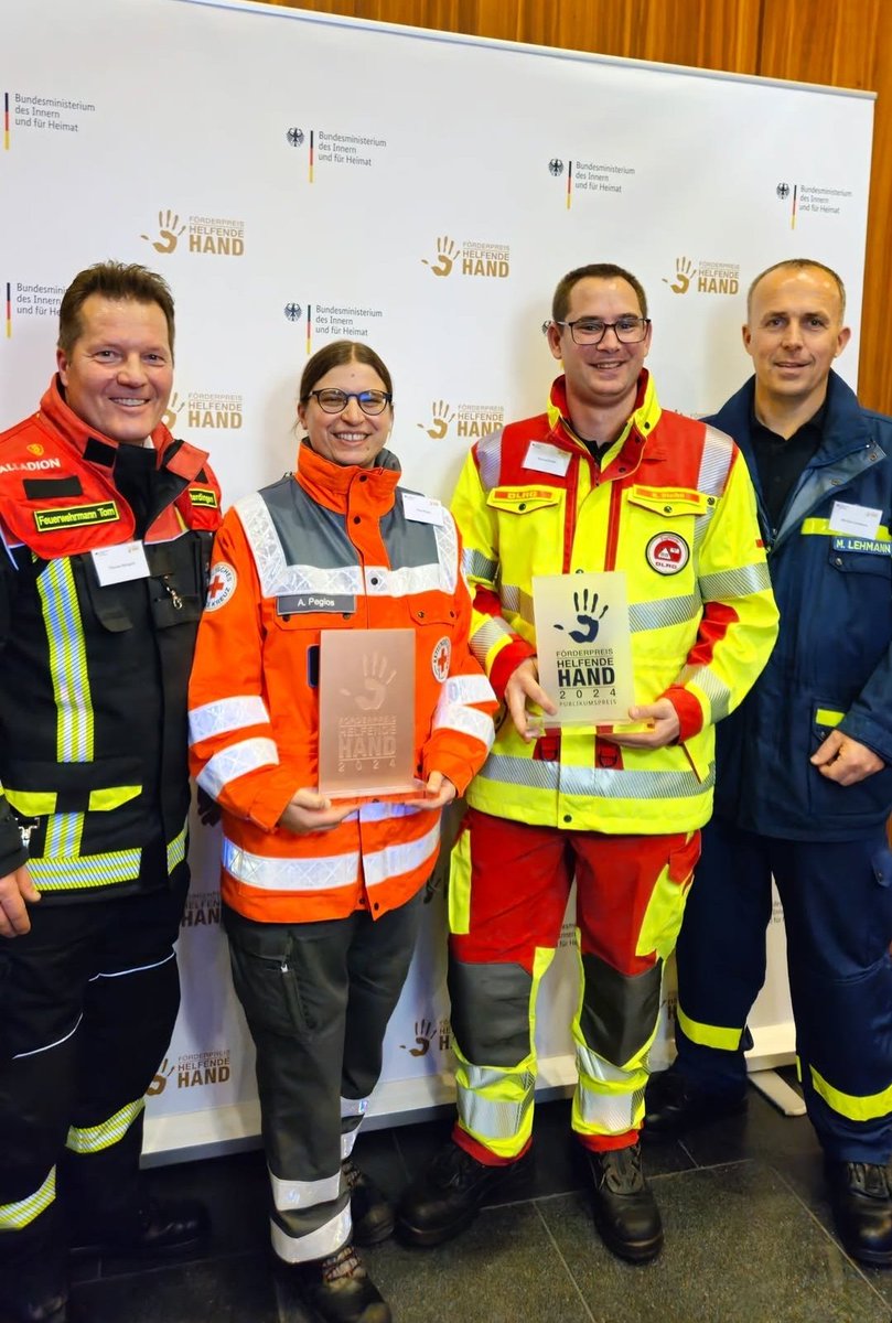 DRK IuK Tübingen (@drk_iuk_tue) on Twitter photo Herzlichen Glückwunsch an den #drk KV #Tübingen, den #Feuerwehrverbamd Tübingen, die <a href="/dlrg_neckaralb/">DLRG WRG Neckaralb</a> und das #THW Ofterdingen zum 3. Platz und zum Gewinn des Publikumspreises bei der #HelfendenHand 2024 des <a href="/BMI_Bund/">Bundesministerium des Innern</a>. Herzlichen Glückwunsch an den #drk KV #Tübingen, den #Feuerwehrverbamd Tübingen, die <a href="/dlrg_neckaralb/">DLRG WRG Neckaralb</a> und das #THW Ofterdingen zum 3. Platz und zum Gewinn des Publikumspreises bei der #HelfendenHand 2024 des <a href="/BMI_Bund/">Bundesministerium des Innern</a>.