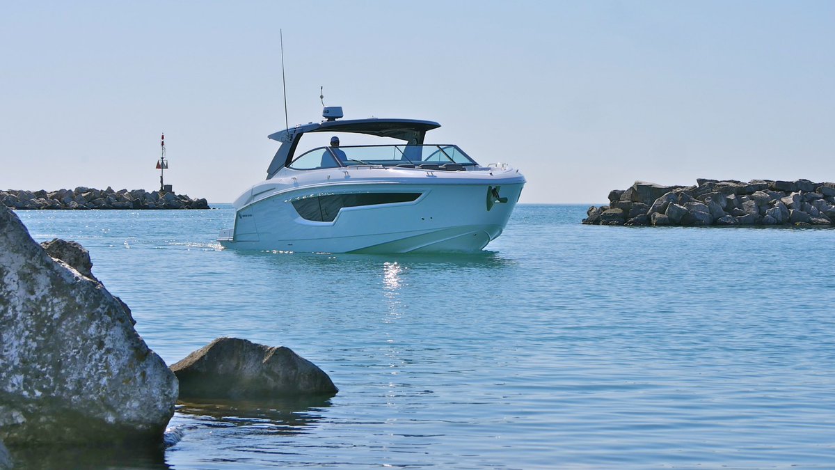 CruisersYachts's tweet photo. The 38 GLS I/O offers a balance of amenities and living space for extended day trips, while still being maneuverable enough for easy docking at your favorite destinations. #GLS #OnWater #Destinations #Docking https://t.co/rVKLmLWaIM