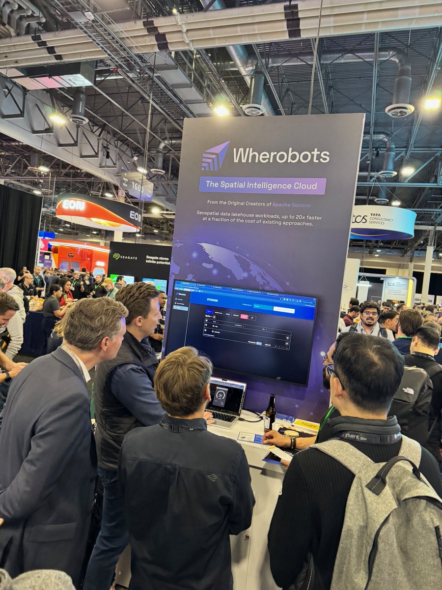 🤝 It's time for #AWSreInvent! Whether you're already working with geospatial data or looking to get started, be sure to visit us at booth #1865. While you're there, ask us about how you can win a pair of Bose noise-cancelling headphones or an iPad! 🎧📱