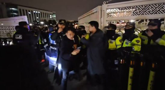 Chain_report_01's tweet photo. 🚨 BREAKING: 

Clashes erupt between civilians and the military in Seoul, South Korea. 🇰🇷🔥 T

ensions rise as protests intensify in the capital. Stay tuned for updates. 

#Seoul #SouthKorea #Protests #BreakingNews https://t.co/71WsIqjkJy
