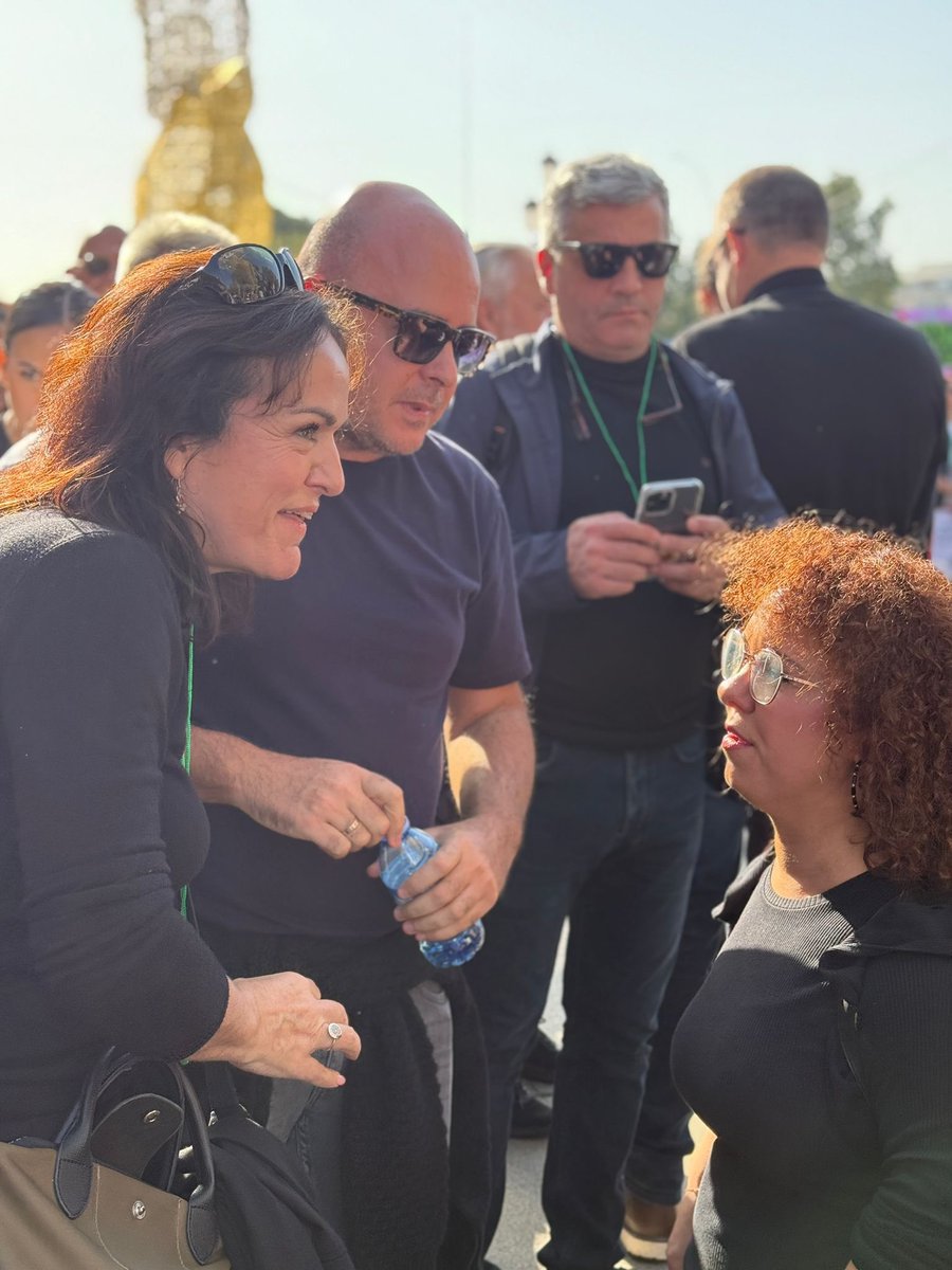 Rmartinez_FSIE's tweet photo. @FSIEAndalucia y @MariaEstherJim5 mostrando su apoyo a la la manifestación organizada por @CERMIAndalucia y dialogando con su presidenta @MartaCastiDiaz. Sin una financiación justa no hay futuro. #DiaDiscapacidad #juntospodemosevitarlo https://t.co/EaAkFlQKhG