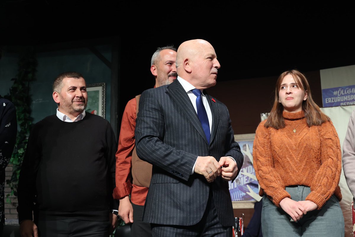 Şehrimizin kültür ve sanat hayatına yeni bir soluk getiren Erzurum Büyükşehir Belediyemize bağlı Erzurum Şehir Tiyatromuzun sahnelediği “Devamsız İşler” adlı tiyatro oyununa katıldık. Hemşehrilerimizin yoğun ilgisiyle gerçekleşen bu özel gösteri, sanatın toplumumuzu birleştiren