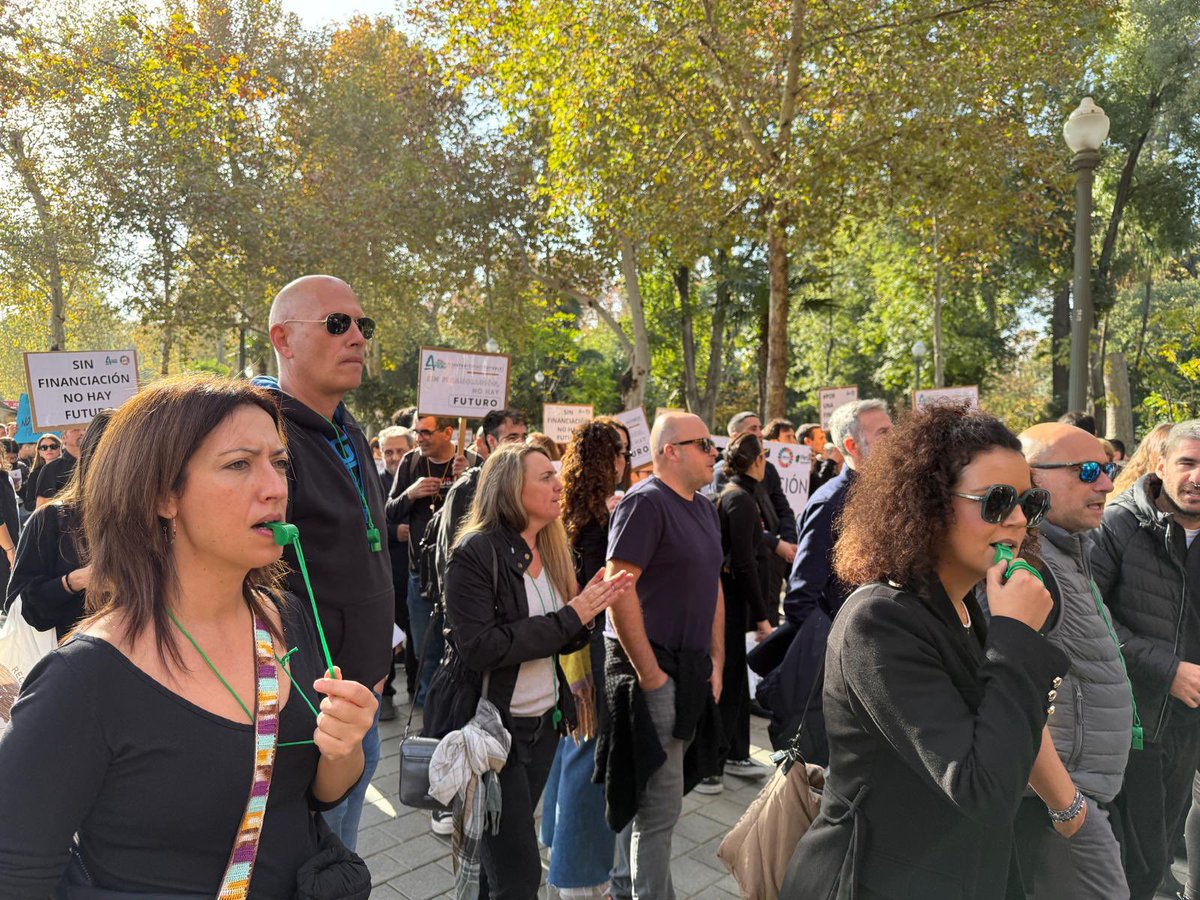 Rmartinez_FSIE's tweet photo. @FSIEAndalucia asiste a la manifestación organizada por @CERMIAndalucia por una financiación justa. Sin financiación no hay futuro #DiaDiscapacidad #JuntosPodemosEvitarlo @plenaiandalucia https://t.co/ff9OgVD7vA