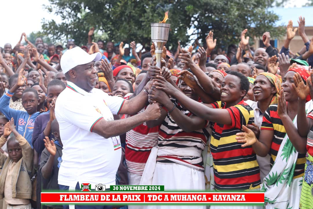 NKUNZIMANA Joseph (@nkunzimana98301) on Twitter photo Nimba woba witegereza neza, uravye ino foto urabona ko U #Burundi 🇧🇮 atakibazo na 1 bufise. Abenegihugu barikumwe na Nyenicubahiro <a href="/GeneralNeva/">SE Evariste Ndayishimiye</a> barahimbawe cane. Wewe Niko ubibona? <a href="/Rugusuki/">Rugamban'engwe</a> <a href="/rugbob78/">Dr.h.c. Bob RUGURIKA</a> <a href="/pnininahazwe/">Pacifique NININAHAZWE 🇧🇮</a> <a href="/radio_rpa/">RPA</a> <a href="/bbcgahuza/">BBC News Gahuza</a> <a href="/RadiyoyacuVOA/">Radiyoyacu VOA</a> <a href="/GitegaVuturaa/">VUTUR'IMITEGO</a> <a href="/NtareHouse/">Ntare Rushatsi House</a> Nimba woba witegereza neza, uravye ino foto urabona ko U #Burundi 🇧🇮 atakibazo na 1 bufise. Abenegihugu barikumwe na Nyenicubahiro <a href="/GeneralNeva/">SE Evariste Ndayishimiye</a> barahimbawe cane. Wewe Niko ubibona? <a href="/Rugusuki/">Rugamban'engwe</a> <a href="/rugbob78/">Dr.h.c. Bob RUGURIKA</a> <a href="/pnininahazwe/">Pacifique NININAHAZWE 🇧🇮</a> <a href="/radio_rpa/">RPA</a> <a href="/bbcgahuza/">BBC News Gahuza</a> <a href="/RadiyoyacuVOA/">Radiyoyacu VOA</a> <a href="/GitegaVuturaa/">VUTUR'IMITEGO</a> <a href="/NtareHouse/">Ntare Rushatsi House</a>