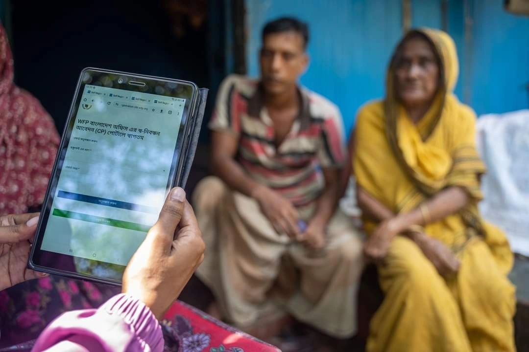 touhid360's tweet photo. In September, the World Food Programme, Bangladesh launched the second phase of its #flood #response for communities hardest hit by the August floods. Over 2,000 women and their families were among the first to receive a cash transfer of BDT 6,000 (US$50) via Mobile Financial Service, bKash.

#WFP is leveraging existing government #social #protection #systems—the Mother and Child Benefit Programme (#MCBP) and the Vulnerable Women Benefit Programme (#VWBP)—to reach vulnerable women whose families were severely impacted by the August floods. While the current target is 106,000 families in Feni, Cumilla, Noakhali, Laxmipur, and Moulvibazar, #WFP is ready to assist 120,000 more if additional funds can be mobilized soon.

In the first phase of the #flood #response, WFP distributed #fortified #biscuits to over 120,000 families—around 600,000 people—in Cumilla, Feni, Noakhali, Moulvibazar, Laxmipur, and Cox’s Bazar districts to meet their immediate food needs. 

Photo: Imtiaz Mahbub
with Farjana Bithi, A M Shahid Hasan, Bibi Joynab
#Innovation #Collaboration #Assurance #HumanitarianAid #EmergencyResponse #WFP #SCOPE #touhid360