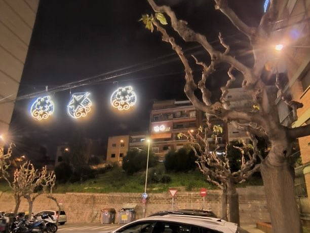 Totbadalona's tweet photo. 💡 Sorpresa a Verge de la Salut!
Unes llums de Nadal han aparegut instal·lades... al balcó d'un veí! És una casualitat que al mateix carrer han posat el mateix model de llums que les del balcó. Els veïns es pregunten com han acabat allà. #Badalona https://t.co/MRu6y83e0y