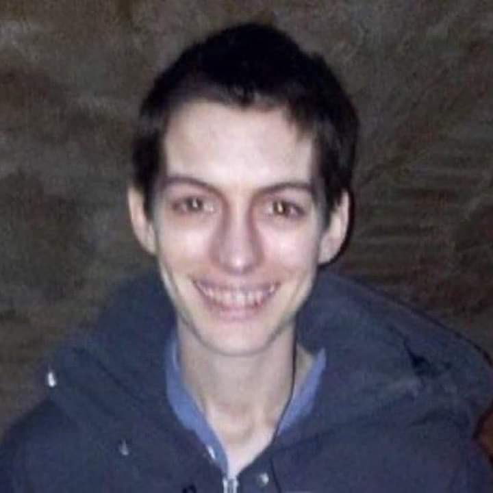 lanaplateada's tweet photo. hoy se me cerraron las puertas del subte en la cuerpa cuando estaba saliendo entonces por el golpe me caí me golpee la cabeza con el piso me bajó  la presión y cuando me estaban revisando me dijeron ay mira te encontré un piojo https://t.co/NVSsz9EDE0