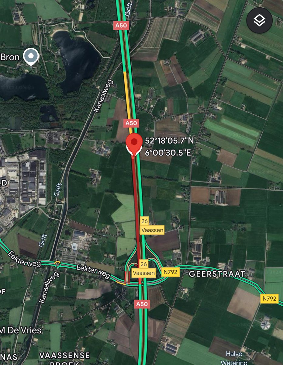 Stefanuzz's tweet photo. De A50 tussen Epe en Vaassen is dicht in beide richtingen volgens de berichtgeving van RWS. Reden zou een ‘politieactie’ (inzet) zijn. Nu lijkt er in de staart van die file een ernstig ongeval te zijn gebeurd, op de rijbaan vanaf Epe richting Vaassen. https://t.co/N5s9O73T93