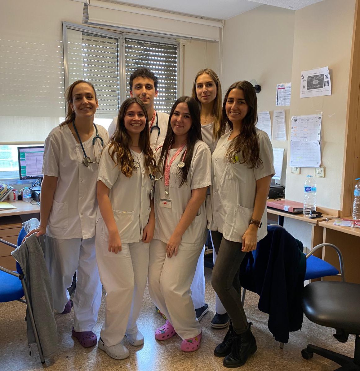 Hilo ♥️. Algo estamos haciendo bien en el servicio de #Hemato para tener la suerte de recibir estudiantes de Sexto como Lucía, Rubén y Marta, que voluntariamente han querido pasar un mes TRABAJANDO con nosotras, mano a mano. Nos han ayudado y apoyado en un mes difícil.. (sigue)