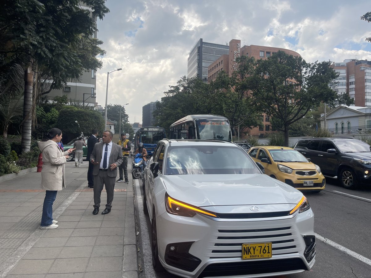 JD_Quinteror's tweet photo. ¿Qué les pasa por la cabeza para parquearse en la séptima bloqueando un carril EXCLUSIVO de buses? 
Ni tener una camioneta de millones, ni tener escoltas les da derecho a parquearse donde quieran.

El señor escolta, quien me tomó fotos, me dijo que estaba esperando a su protegido pero enfrente tiene una bahía donde puede esperar. ¿Por qué prefirió usar el carril exclusivo de buses para parquear? 

#SiTienePalWhiskyTienePalHielo