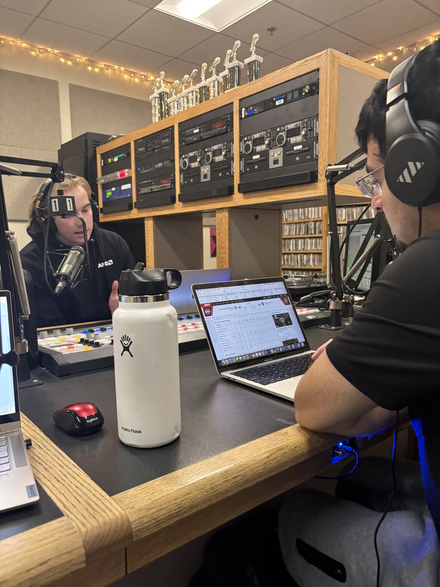 We are live for the basketball show on 91.1 FM or the link below ⬇️ #umasstwitter #umassbasketball 

fastcast4u.com/player/qernhlc…