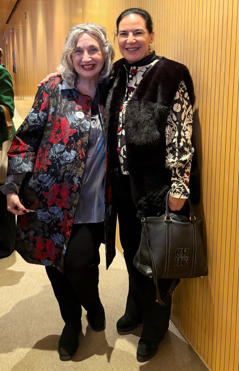 Esta noche en <a href="/FundIbercaja/">Fundación Ibercaja</a> con @TrilemaElCarmen en #EducarParaElFuturo con compañer@s y amig@s