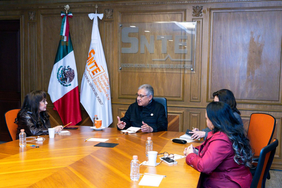 snte20nayarit's tweet photo. Dialoga el Srio. Gral. del #SNTE, Mtro. Alfonso Cepeda Salas, con las dirigentes de @snte20nayarit, Guillermina García Rodríguez, y @snte49nayarit, Irma Alicia Peña Arcadia, en búsqueda de soluciones a los atropellos del gobernador @MiguelANavarroQ contra el magisterio nayarita. https://t.co/asxAmVoqkU