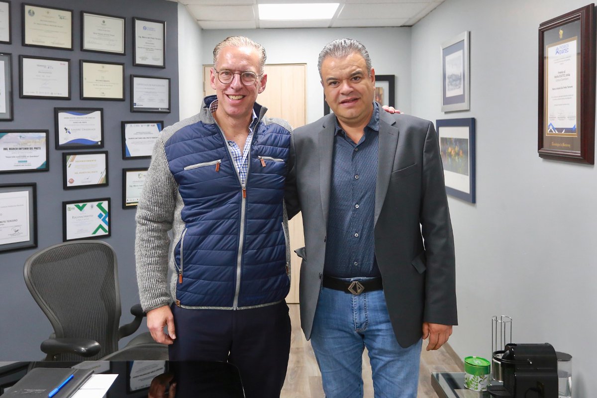 Tuve el gusto de reunirme con <a href="/EsauMagallanes/">Esaú Magallanes</a>, presidente de <a href="/CANACINTRAqro/">CANACINTRA Querétaro</a>, para fortalecer la relación con la cámara y seguir impulsando el desarrollo de Querétaro. Juntos trabajamos por un estado más competitivo y lleno de oportunidades. #CONTIGO #DoyResultados
