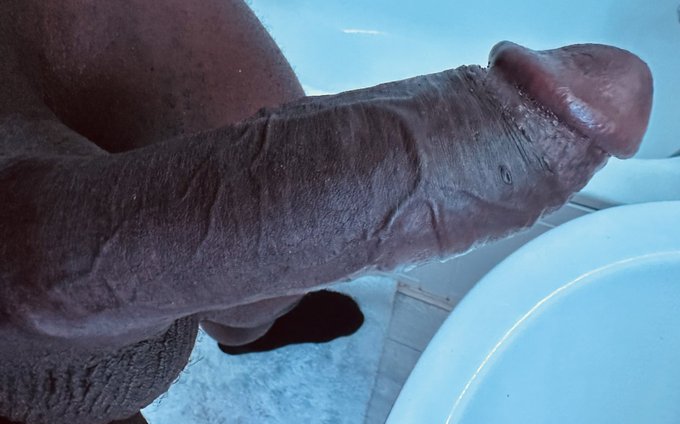 2 pic. Join me the bathroom https://t.co/9MU6JcwC79