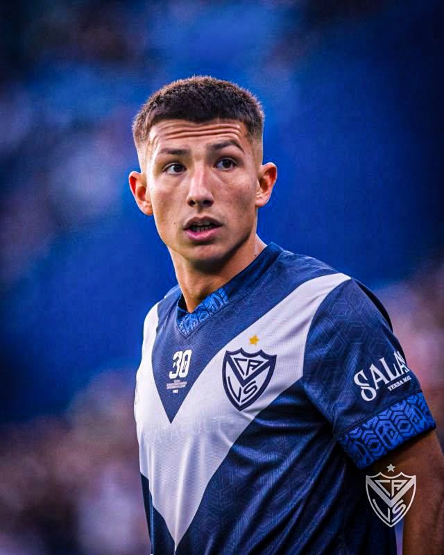 AtaqueFutbolero's tweet photo. ⚠️❌ Thiago Fernández sufrió la ROTURA DEL LIGAMENTO CRUZADO de su rodilla derecha, tras un fuerte golpe en el partido ante Sarmiento. 

Será intervenido quirúrgicamente y se pierde el resto de la TEMPORADA. 

Durísima baja para Vélez. 🚨

[@metcheverry99] https://t.co/2EfgO07RgQ