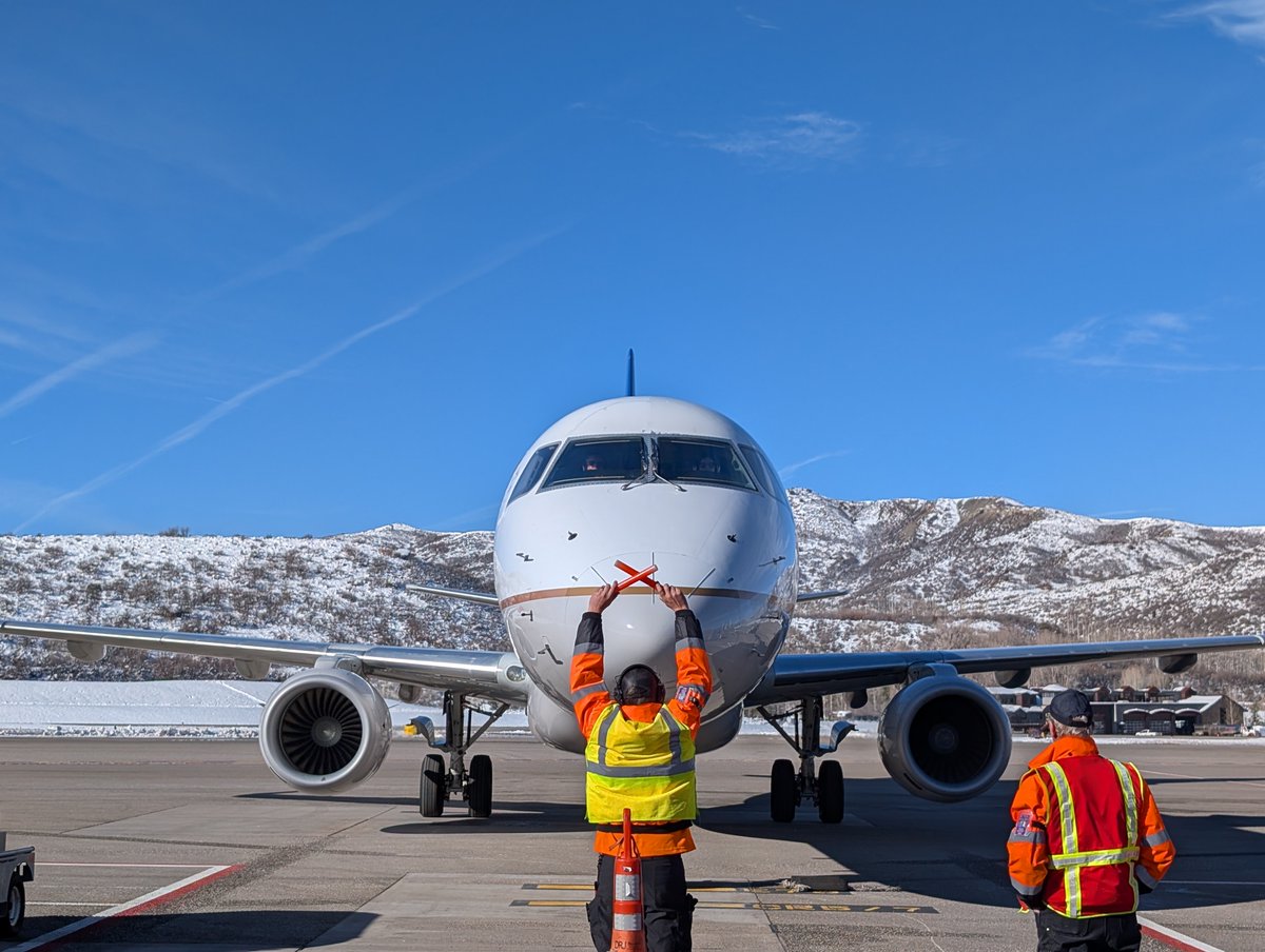 Aspen Airport welcomed the inaugural flight of the E175 this morning!✈️