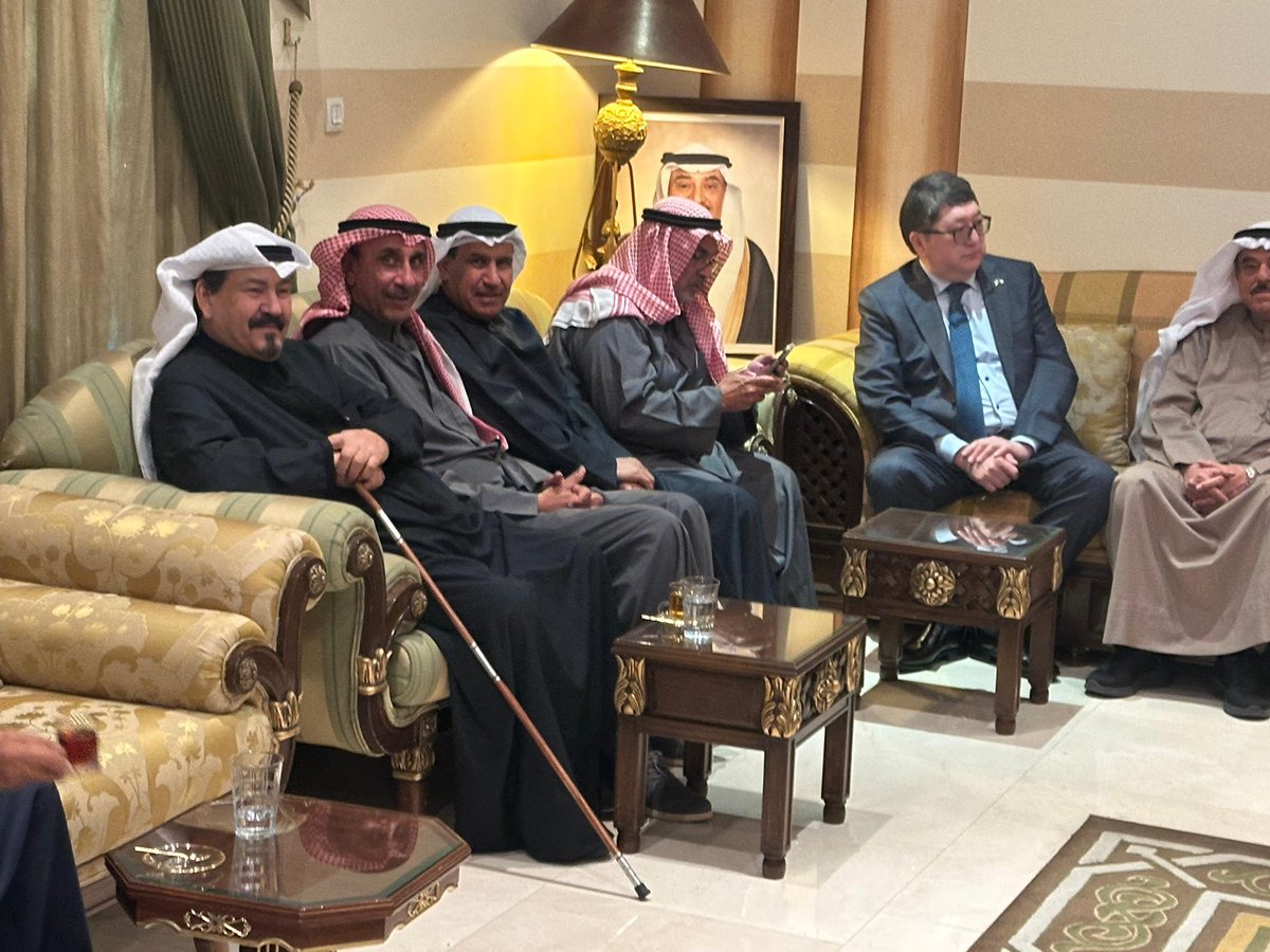 “سمو ولي العهد الشيخ #صباح_الخالد_الصباح  حفظه الله ورعاه شرف اليوم ديوان الشيخ دعيج الخليفة المالك الصباح، وسط حضور مميز من وجوه المجتمع ورواد الديوان العامر. سموه كان محل ترحيب الجميع، فهو محبوب من أهل الكويت قاطبة، والله سبحانه وضع محبته في قلوب الناس. تولى رئاسة مجلس الوزراء