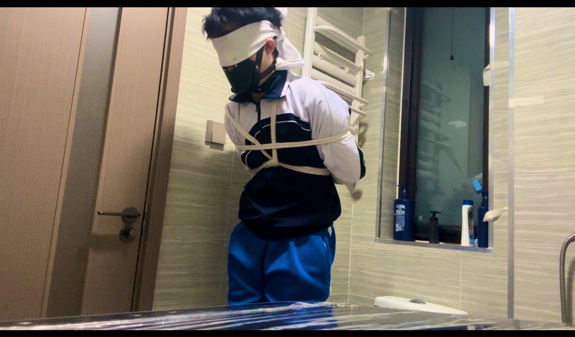 #自缚 #校服
嘴巴塞满满，新买的马具头套戴上后𧙕子完全吐不出来，绑好腿和上身开始挣扎(享受🥵），其实一直有自缚，只是自己拍太难了😴。
（注：自缚尽量不要把自己固定在某个地方，图片里没有绑紧。）