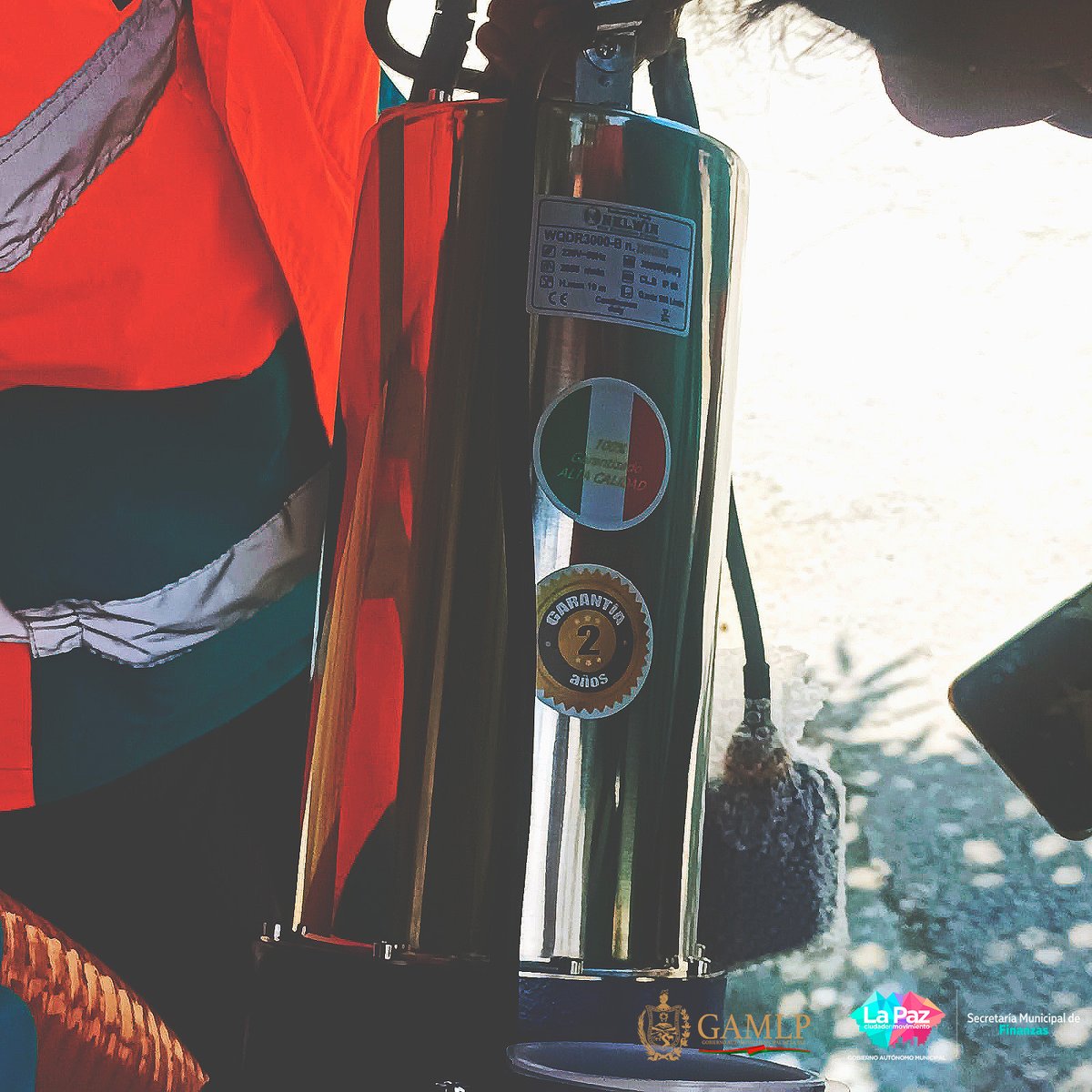 dricaGAMLP's tweet photo. ��Por el bien común! 📷
El GAMLP, a través de su Agencia Municipal de Cooperación, en su compromiso de brindar una pronta respuesta a las familias afectadas por los recientes deslizamientos causados por las intensas lluvias, ha logrado el apoyo del Banco PRODEM S.A. https://t.co/SyoDF06frn