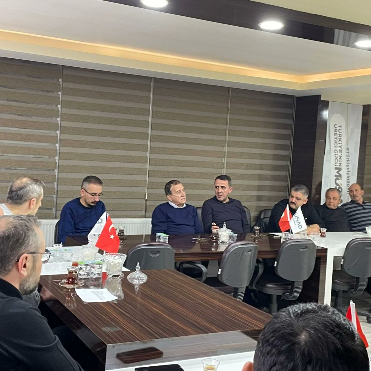 MUSIADKaraman's tweet photo. Bu hafta ki Hasbihal toplantımızı Organize Sanayi Bölgesi Başkanı Kemal Boynukalın'ın katılımları ile Şube Başkanımız Musa Akgül'ün Başkanlığında üyelerimizin katılımlarıyla şubemizde gerçekleştirdik. Katılım sağlayan tüm üyelerimize teşekkür ederiz. https://t.co/0HTooO5dP8