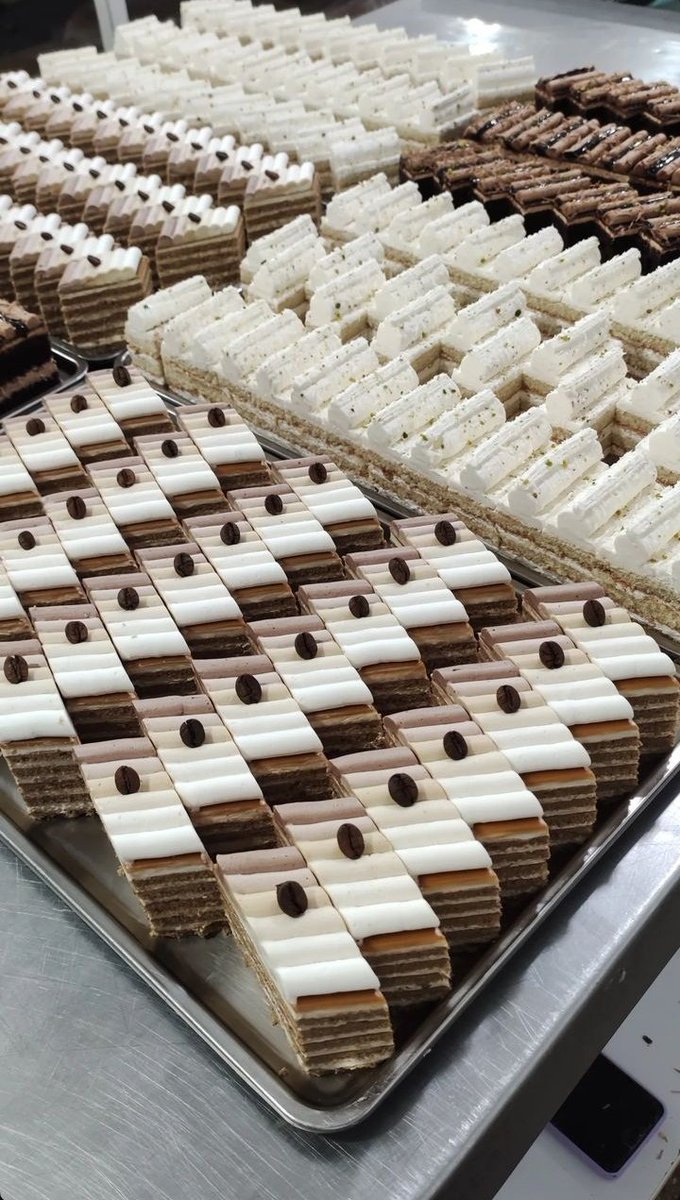 شیرینی تَر با طعم قهوه مرتب و منظم خدمت شما🌚