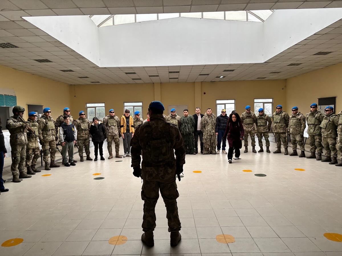 3 Aralık Dünya Engelliler Günü nedeniyle okulumuz özel eğitim sınıfımızca düzenlenen gezimizin tüm aşamalarında özveri ile yanımızda olan Sayın Komutanımız  Osman Üresin’e, çok değerli teğmenlerimiz ve komandolarımıza minnetle teşekkürlerimizi sunarız.
Engeller sevgi ile aşılır.