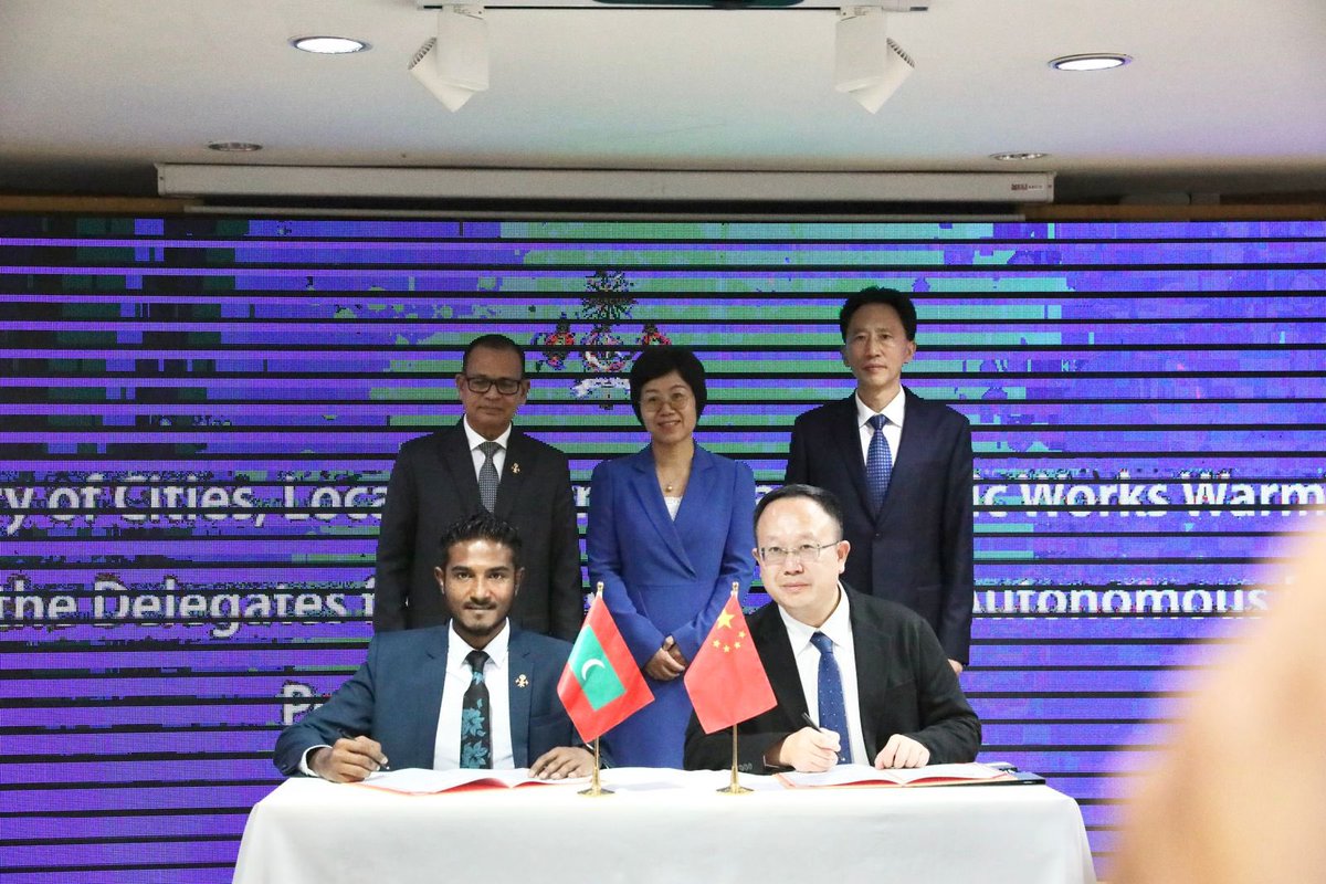 YmnHucen's tweet photo. On behalf of K.Guraidhoo Council I extend our sincere appreciation to HE @China_Amb_Mdv and delegation from Lhasa city, Xizang  Autonomous Region for donating solar street lights to K.Guraidhoo. https://t.co/7u1yuCQjMt