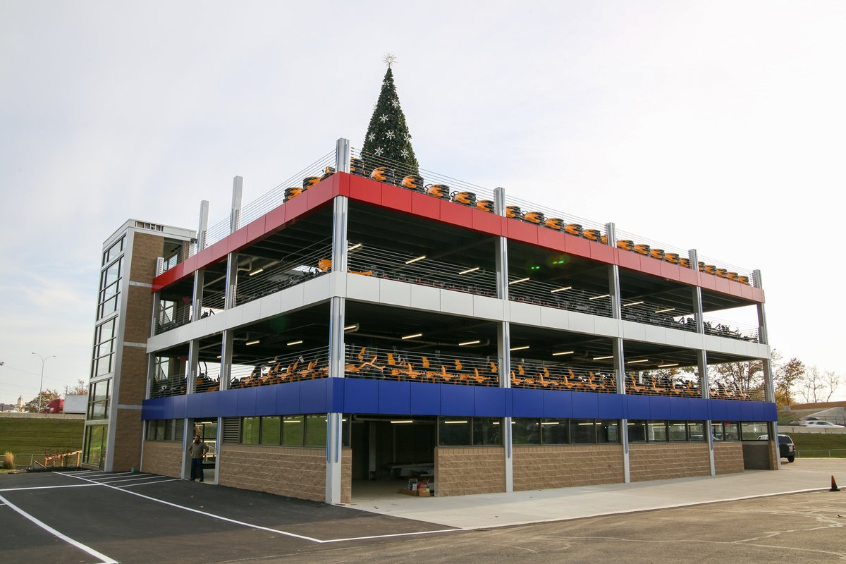 ECMetalSystems's tweet photo. The 📍 American Pride Power Equipment, Inc. Parking Garage features our EC-100 Wet Joint #MCMSystem and #AlucobondPanels, delivering #moderndesign and durability. 

Celebrating the #holidayseason in style! 🎄 https://t.co/CPpH1Qk3Cv