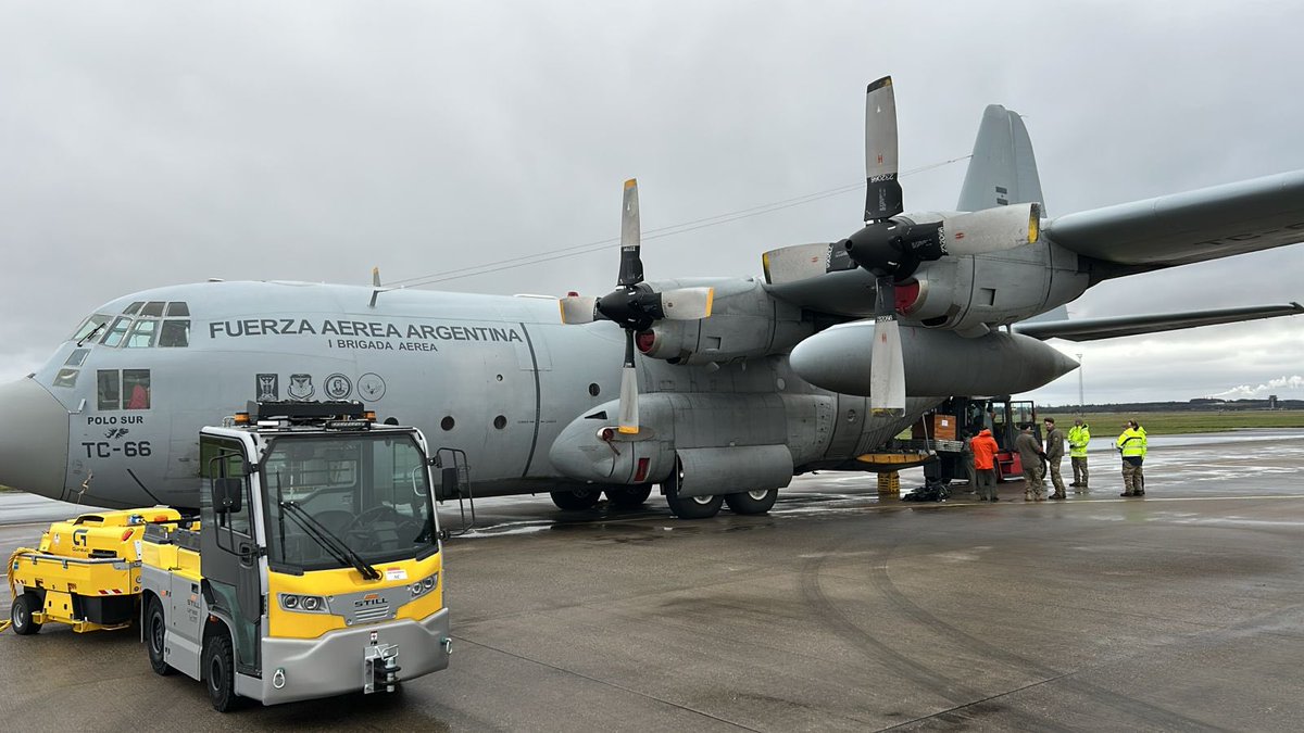 ytbara202's tweet photo. UN MOMENTO HISTÓRICO PARA LA FUERZA AÉREA Y PARA EL PAÍS 🇦🇷.  El primer F-16 argentino ya está en camino. Los principales componentes viajan en un Hércules C-130 desde Aalborg, Dinamarca. Recuperamos nuestra capacidad supersónica, ¡el cielo argentino nunca estuvo más protegido!
Fuente: @MinDefensa_Ar