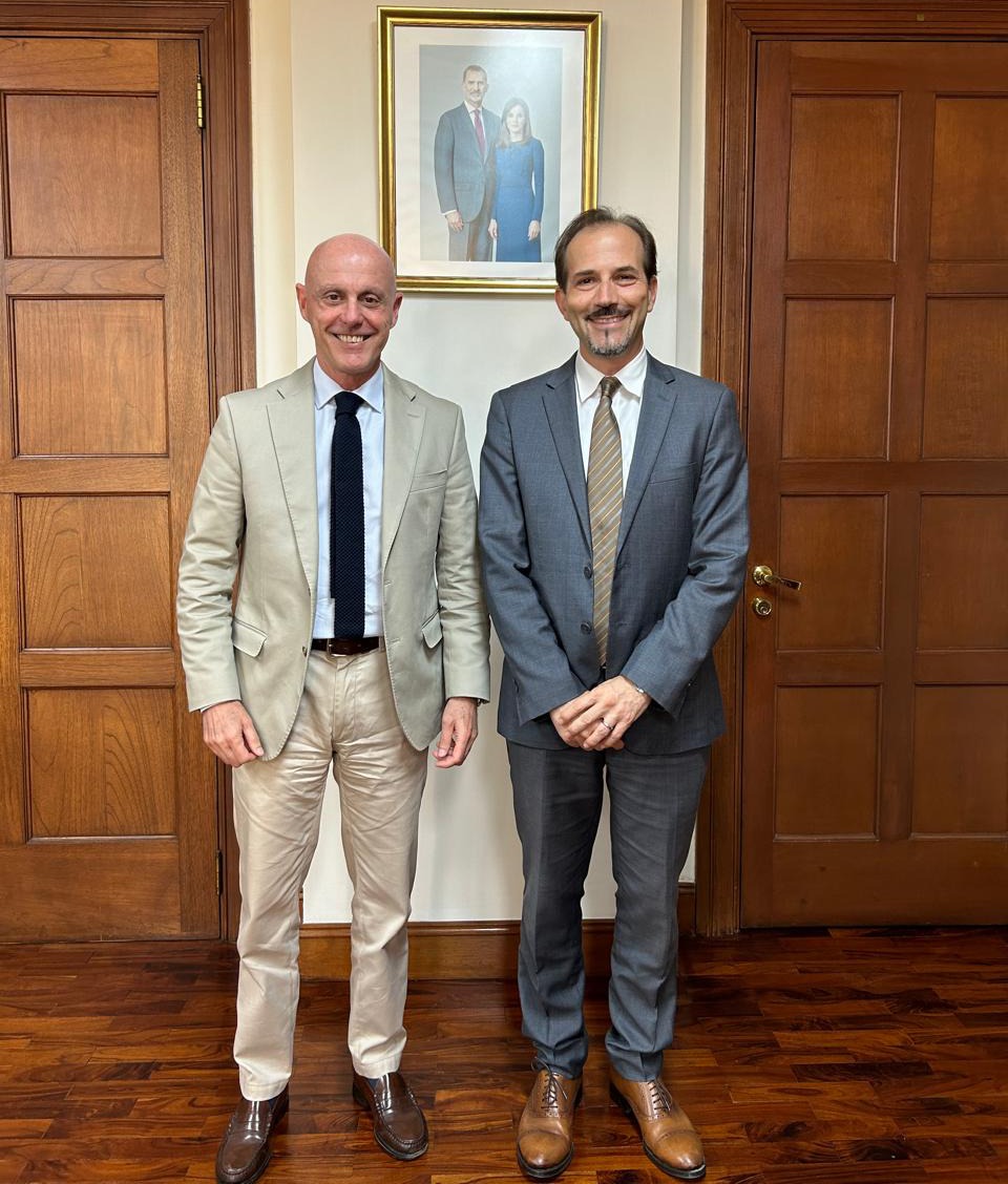 Giuseppe Crocetti (@g_crocetti) on Twitter photo Un placer conversar con Alejandro Abellán García de Diego, embajador <a href="/EmbajadaEspPeru/">Embajada de España en Perú</a> sobre los resultados de nuestros proyectos financiados por AECID desde el 2021, así como de oportunidades que vendrán en protección, salud y cohesión social a través del futbol… ¡estén atentos! Un placer conversar con Alejandro Abellán García de Diego, embajador <a href="/EmbajadaEspPeru/">Embajada de España en Perú</a> sobre los resultados de nuestros proyectos financiados por AECID desde el 2021, así como de oportunidades que vendrán en protección, salud y cohesión social a través del futbol… ¡estén atentos!