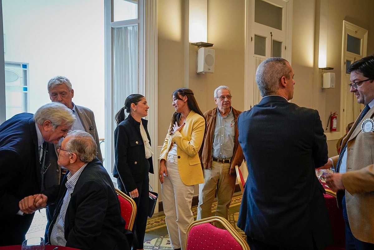 vickitacaceres's tweet image. Gracias al @Rotarymvd por la invitación. Fue un placer participar en este último almuerzo del año e intercambiar sobre los desafíos y avances de la educación en nuestro país.