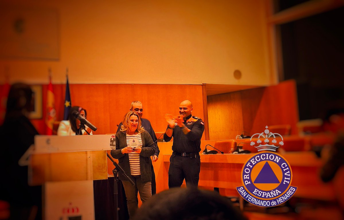 🧡💙🧡 Es un honor como voluntarias que se reconozca nuestra labor. Queremos dar las gracias al <a href="/Ayto_SFH/">Ayuntamiento de San Fernando de Henares</a> por el acto de hoy, a las protes que han venido y  a las que no han podido. 

Pero sobre todo a Angelines que nos cuida, para ella es el homenaje de hoy. Gracias Angelines.