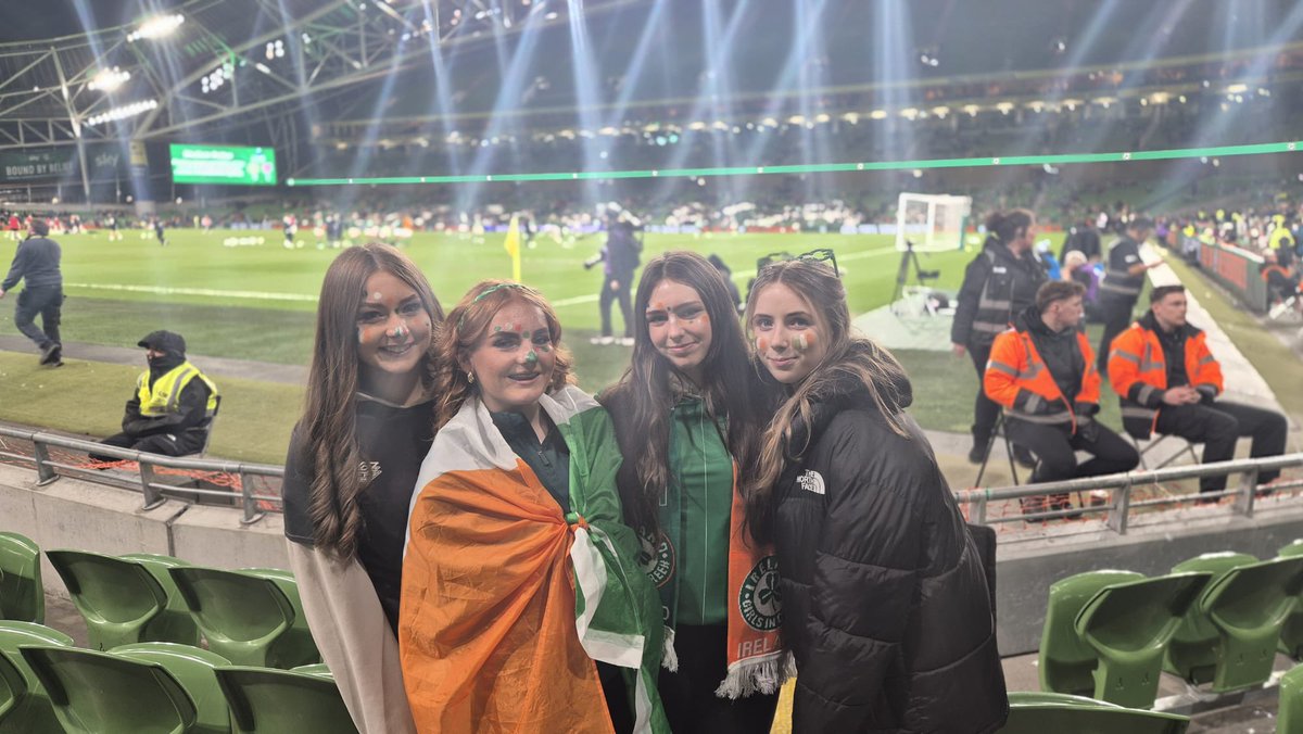 Loreto Letterkenny students awaiting the Ireland v Wales Women’s game!!🇮🇪🇮🇪<a href="/FAIWomen/">FAI Women</a>