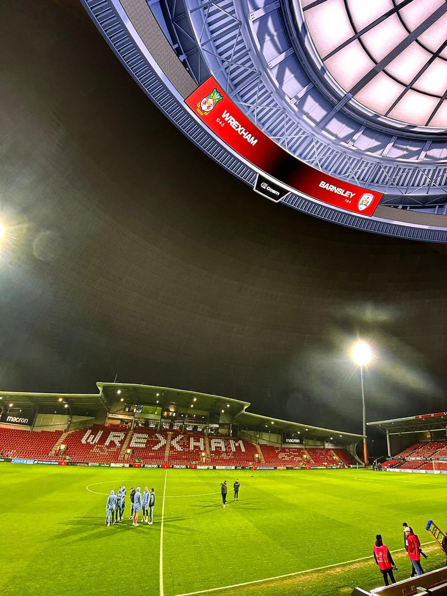 EFL's tweet photo. Tonight, @SkyBetLeagueOne gets the @experiencecosm treatment in LA and Dallas 😍

@Wrexham_AFC v @BarnsleyFC - up
close and personal. 

#EFLUSA https://t.co/Z5IEq52CKy