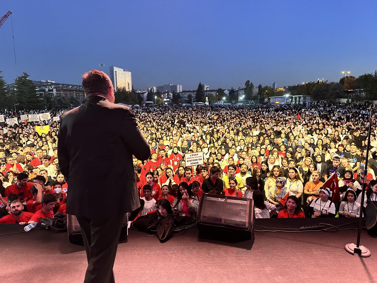 25 bin genç ile çıktık açık alında , 
Ankara’da toplandık aynı uğurda .
Dedik ölmek var dönmek yok ,
Atamız ve Lösemili Çocuklarımızın yolunda .
Söyledik Sağlık ve Vatan söz konusu ise gerisi teferruattır , 
Ülkemizi Kuruluş raylarına oturtamazsak , 
Sonumuz berbattır .
