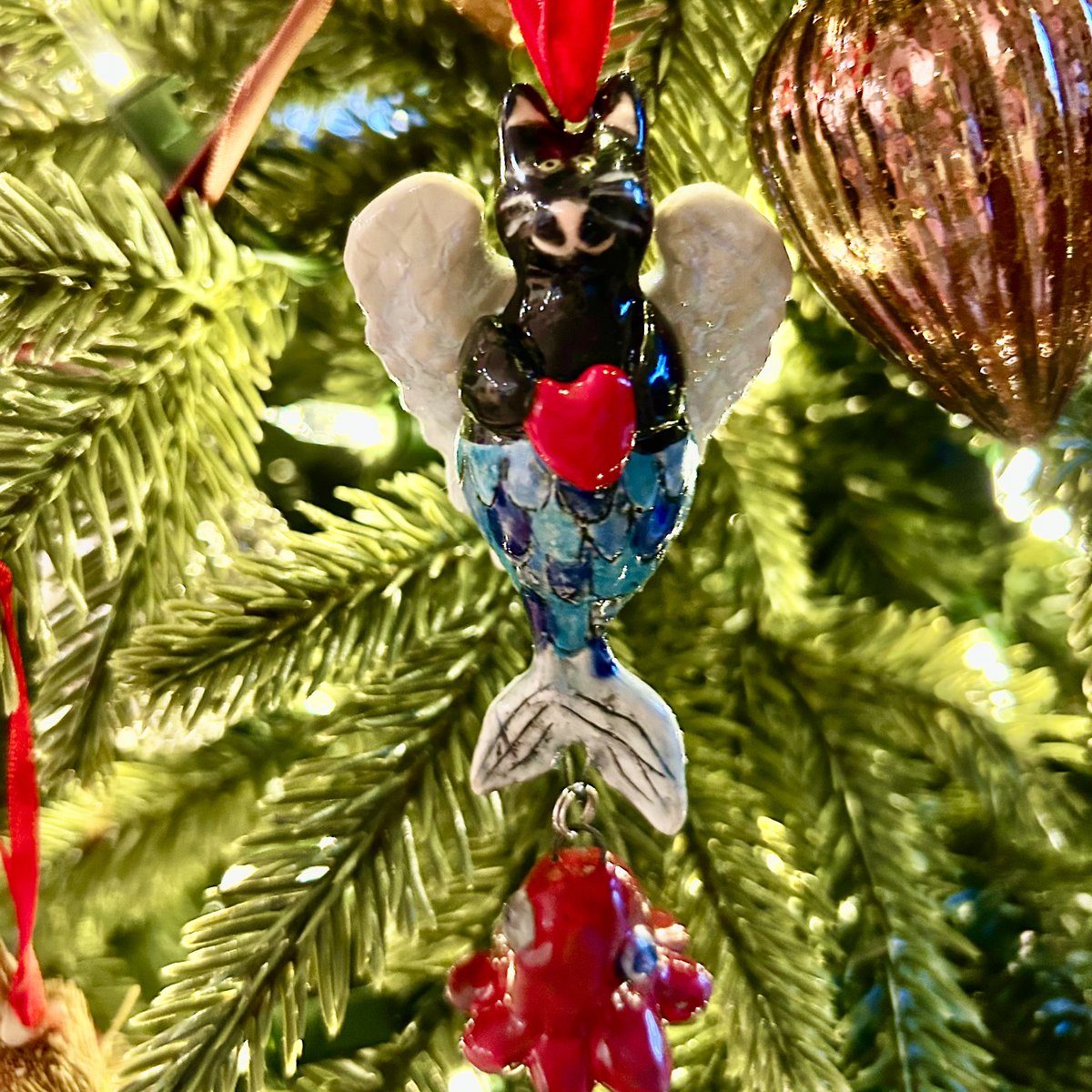 ZenCatPottery's tweet photo. Purrmaid? Mer-Cat? Catfish? Or...?
#purrmaid #mercat #purmaidlover #mermaidlover #purrmaidornament #mermaidornament #whimsicalornament #mermaidlovergift #purrmaidlovergift #catangel #catangelornament #catlover #tabbycat #calicocat #tuxedocat https://t.co/ZosMflmo6v