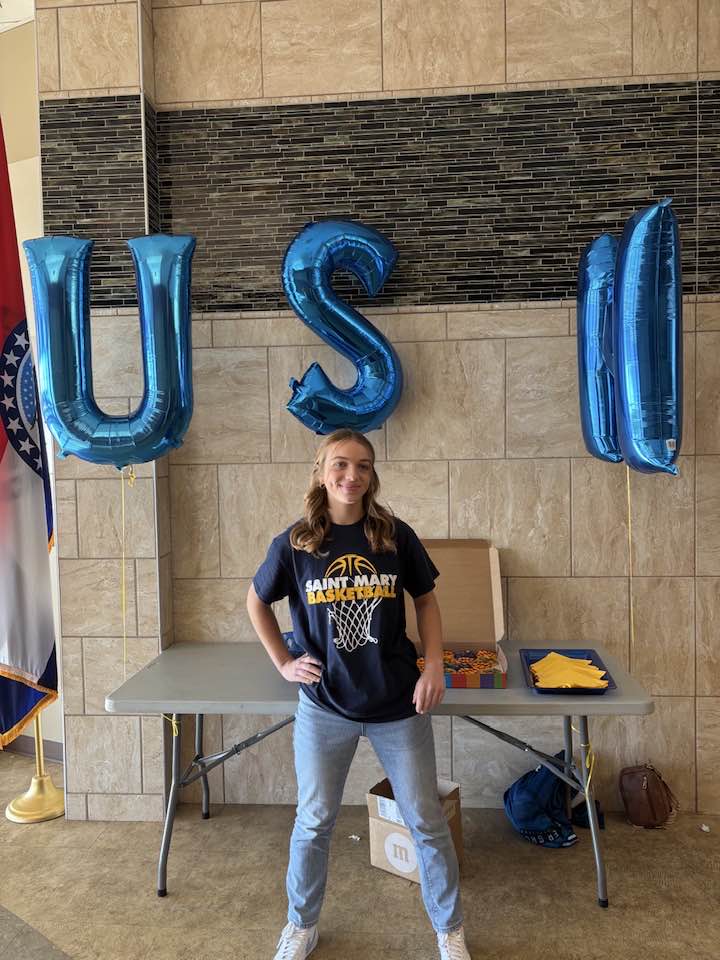 JulianaW710's tweet photo. Got to do my signing at my high school with my teammates today. @USM_WBB https://t.co/GtdYVp7haY