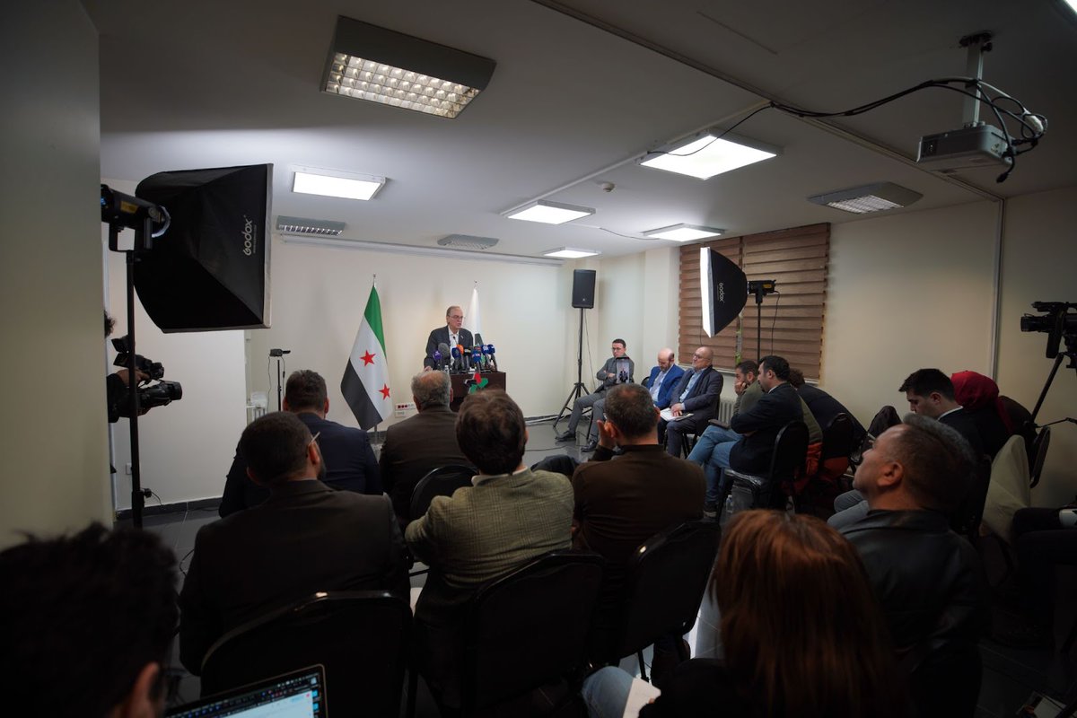 SMDKTurkce's tweet photo. SMDK Başkanı: Askeri operasyonlar Esed rejimi 2254 sayılı BMGK kararı çerçevesindeki siyasi çözümü kabul edene kadar sürecek ⬇️

Detay için: https://t.co/8mihzAPQzs https://t.co/bnhw9Wr2CO