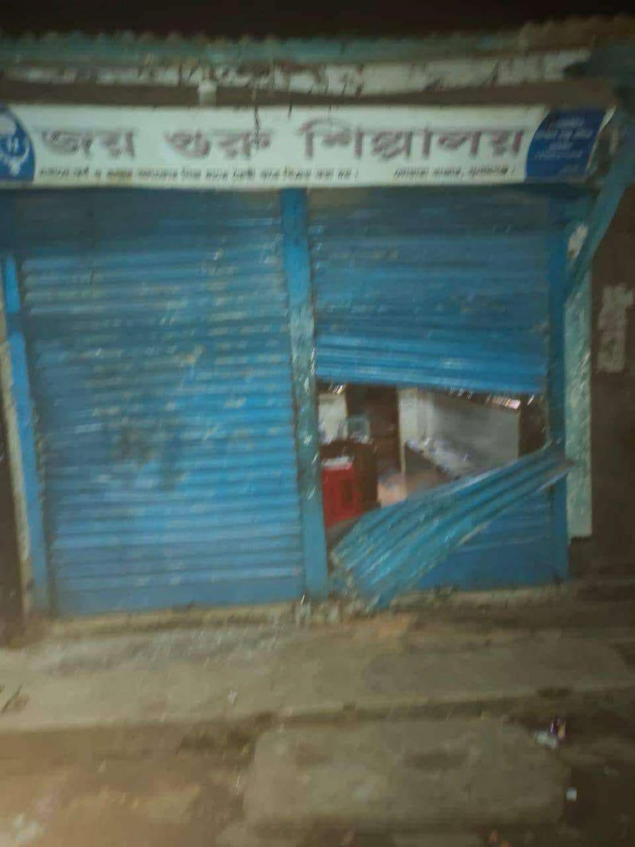 HinduVoice_in's tweet photo. #Breaking
News coming in from #Sunamganj district of Bangladesh.
Islamists mob are running mad right now. They are attacking Hindu houses, Hindu-owned shops and temples in #Doyara area.
Many shops have been vandalised and looted.
Hindu temples are attacked and vandalised.
#SaveBangladeshiHindus