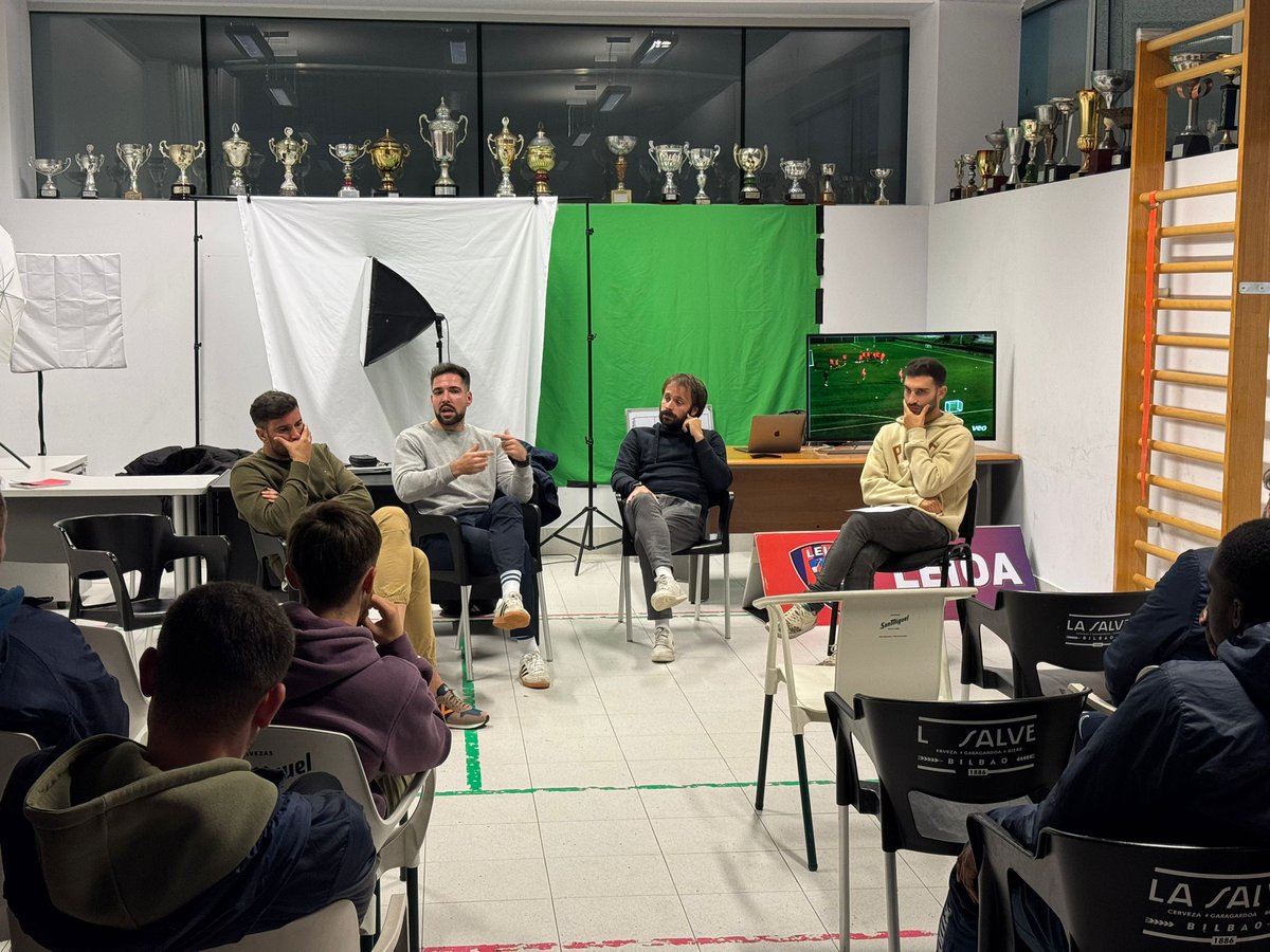 SDLEIOAoficial's tweet photo. 🆙 Seguimos con las jornadas formativas para los técnicos. 

🔝 Hoy hemos tenido el lujo de contar con Iñigo López y Bittor Llopis, técnicos del Athletic, y Mikel Duque, responsable de metodología del Real Unión, en un coloquio moderado por Karlos Gutierrez 

#AupaLeioaBETI💙♥️ https://t.co/ahndfJqTlT
