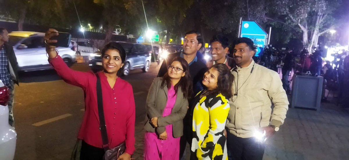 Poonampanoriya's tweet photo. When the coverage doesn't end, and we are on the job ✌️
@tejshreethought @urvashikhona @Shivajikalereal @reporters_diary
#lifeofaReporter https://t.co/LVTTZDWP0m