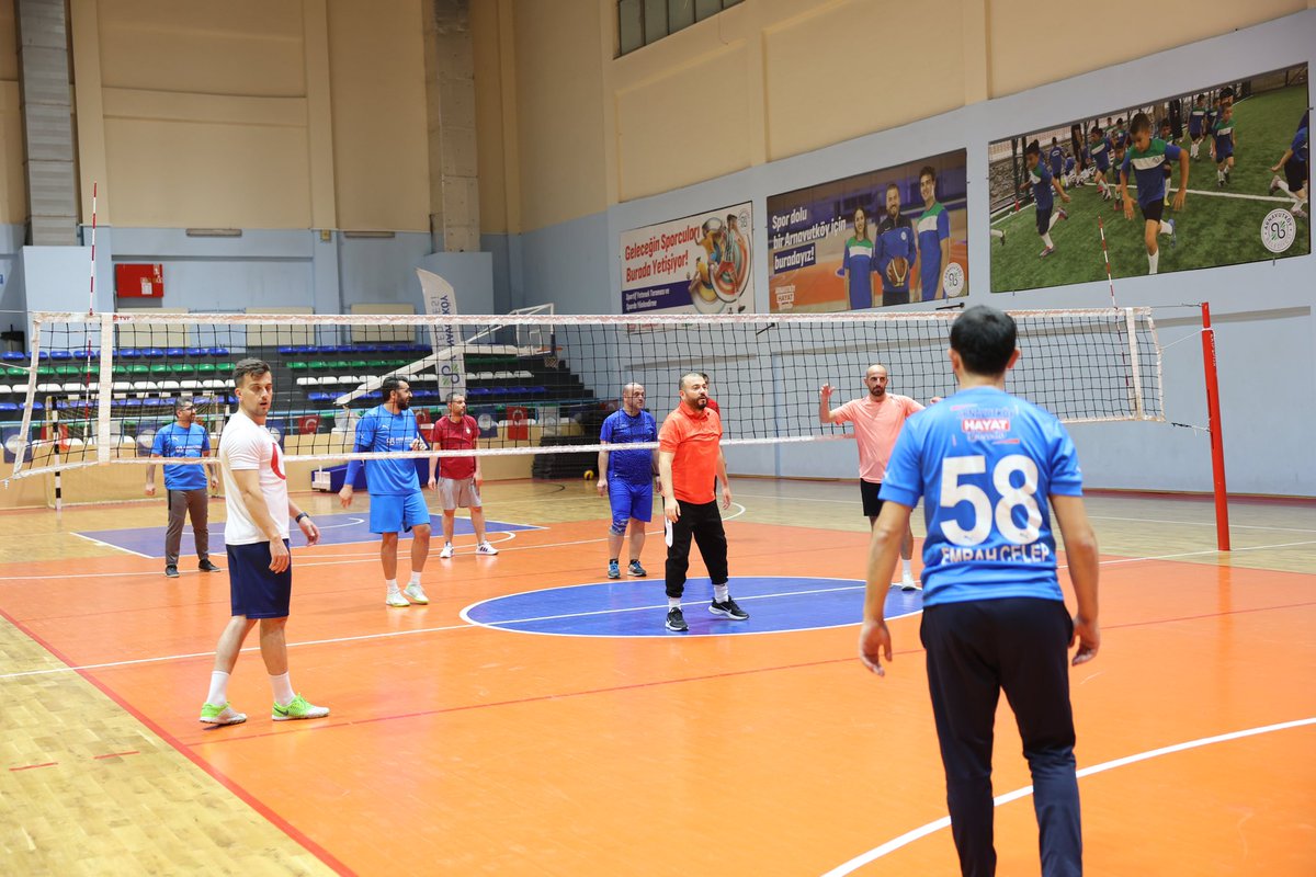 mcandaroglutr's tweet photo. Voleybol maçında mesai arkadaşlarımızla sahada bir araya geldik. 

Sporun birleştirici gücünü ve ekip ruhunu hep birlikte yaşadık. https://t.co/6Wd0GOukLy