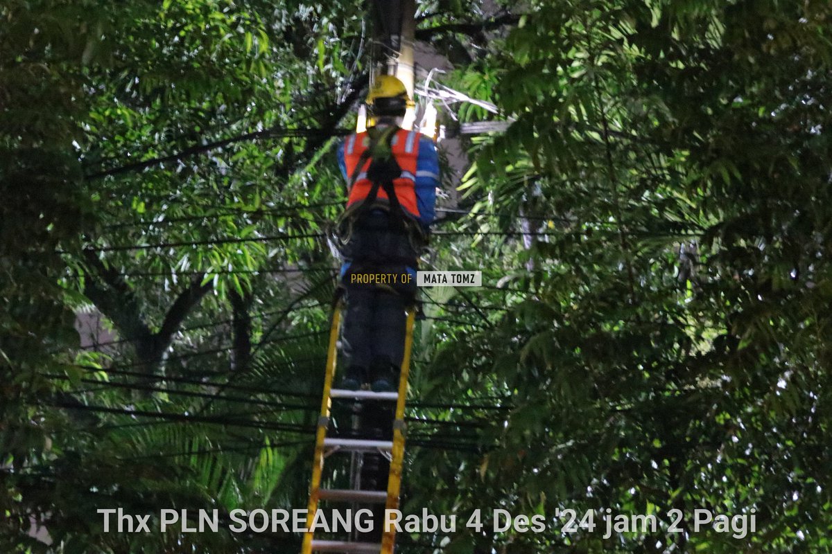 deviatomz's tweet photo. LISTRIK PADAM DINI HARI. BARU LAPOR LANGSUNG DATANG. GA LAMA BERES NYALA LAGI. Haturnuhun team mcgyver pln 🤘 #PLN #plnsoreang #PLNPeduli #plnbandung https://t.co/lYSwZ9bccO