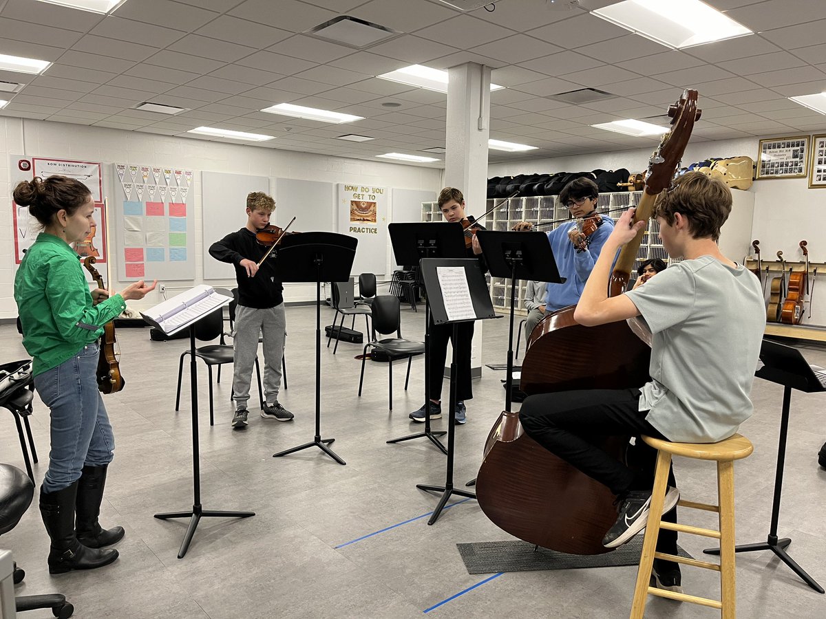 IHSD_Arts's tweet photo. The IH Arts Conservatory welcomed several special guests from the @CincySymphony who worked with our 8th graders in preparation for their upcoming @IHMiddle Chamber Music Concert! Join us on Dec. 11 at 7pm as music soars through the MS! #IHPromise @IHOrchestras @chrisrotsching https://t.co/911WqIyNOV